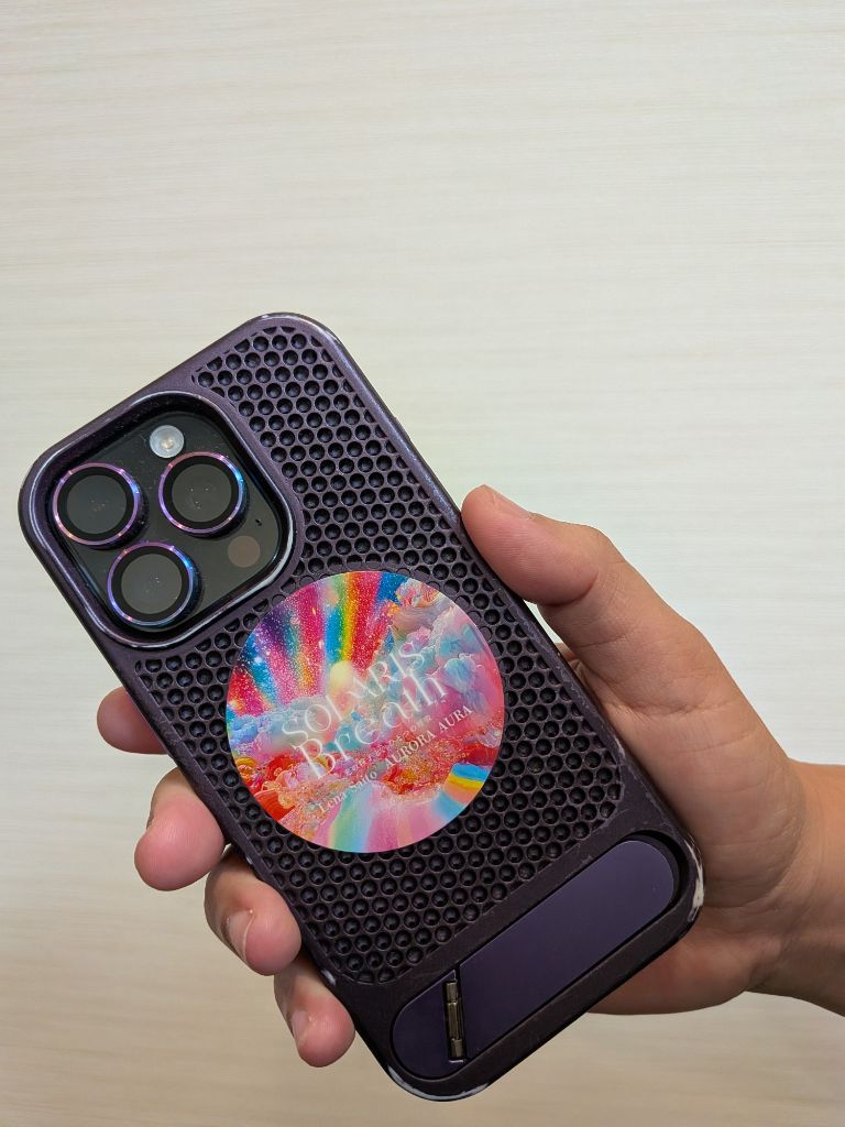 ステッカー使用イメージ（スマホに貼った様子）