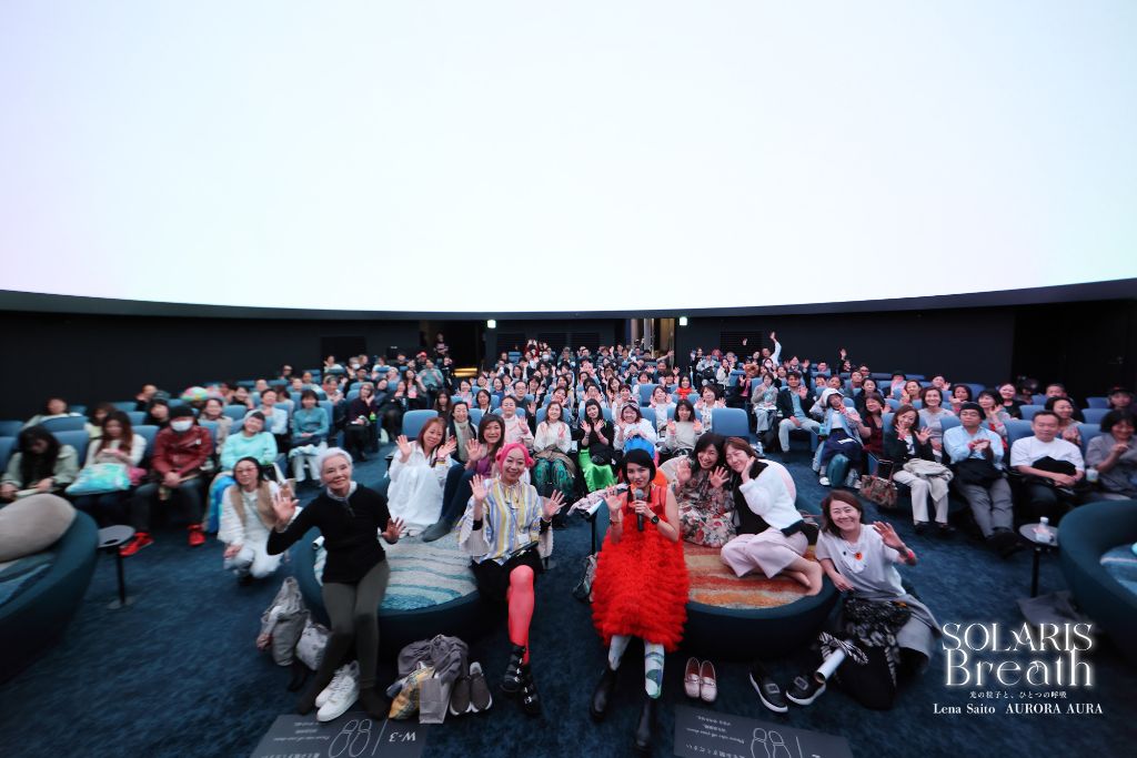満員の会場 — 全員集合写真